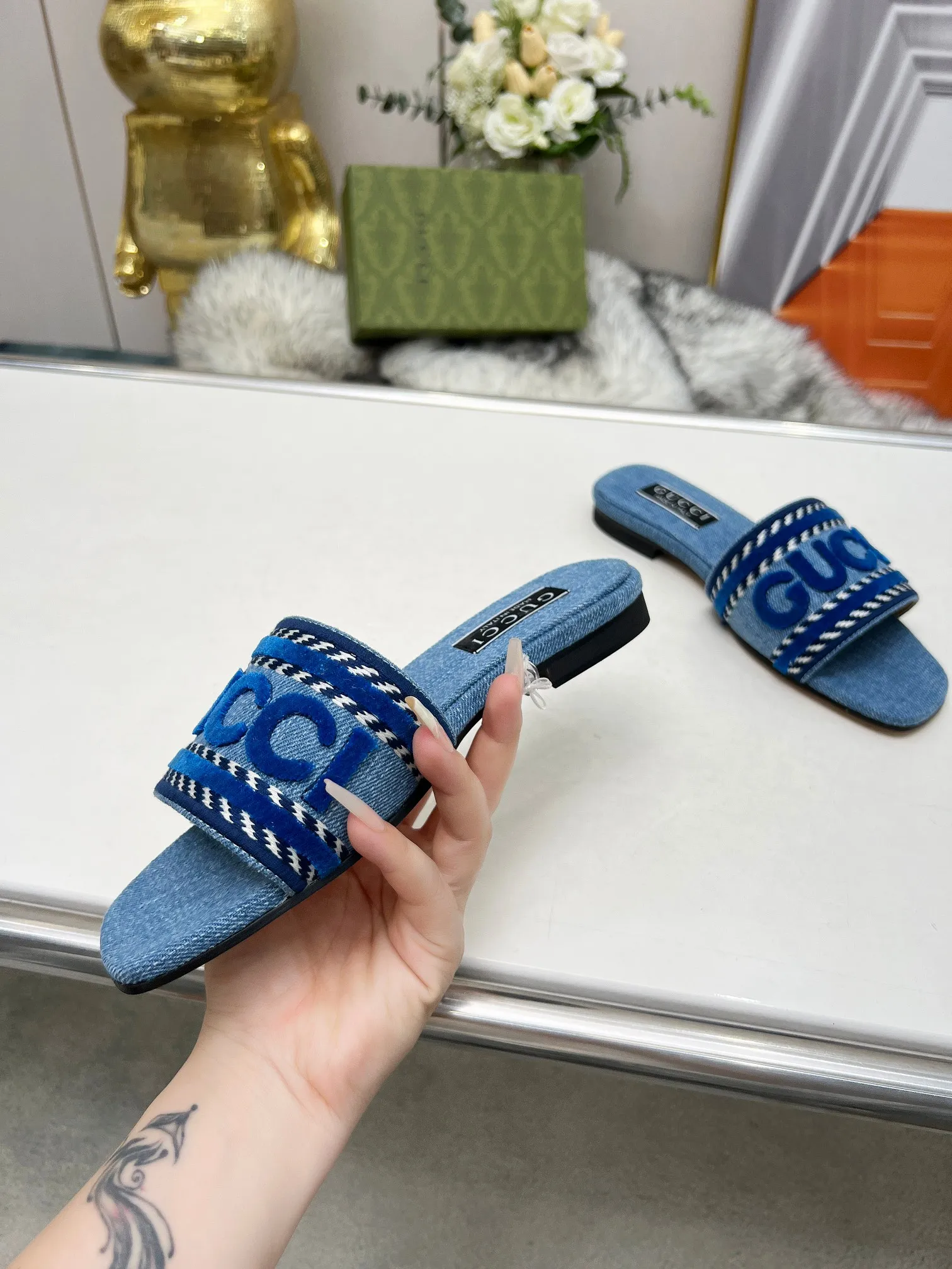 👟👟Ex-factory price 340👟👟 Genuine leather sole 200 Gucci 2024/Spring and summer new electric embroidery flat slippers hot style online —————————————— Perfect interpretation! The original development supports any comparison in the market! Carefully crafted materials! Months in the making! The pattern is extremely beautiful! Unique charm. The fabric is made from the original one-to-one ratio! Flash sale market free version! The thorn lines and three-dimensional effect are full! High-end and high-end Factory No.: 828-16 ꫛꫀꪝ Go➫ Materials: ❶ Upper: Electric embroidery environmentally friendly washed denim fabric ❷ Feet: imported sheepskin, lining sheepskin. ❸Outsole! Original Italian leather outsole ➕ Rubber outsole ........................................ ♡Size: 35-44 ♡Colour: 1cm